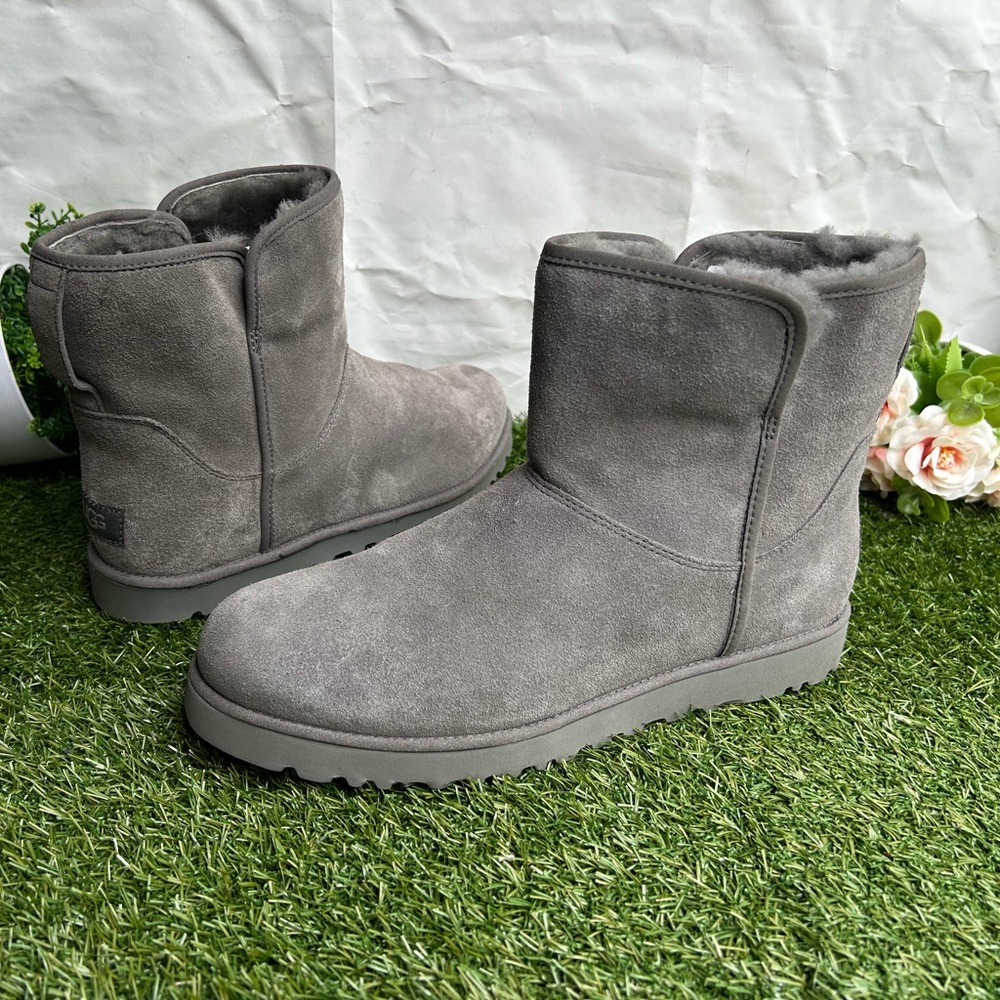 UGG CORY II CHARCOAL
BOOTS - WOMEN size 11 new /no box